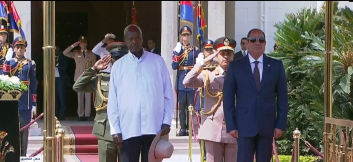 الرئيس السيسي يستقبل نظيره الأوغندي في قصر الاتحادية 