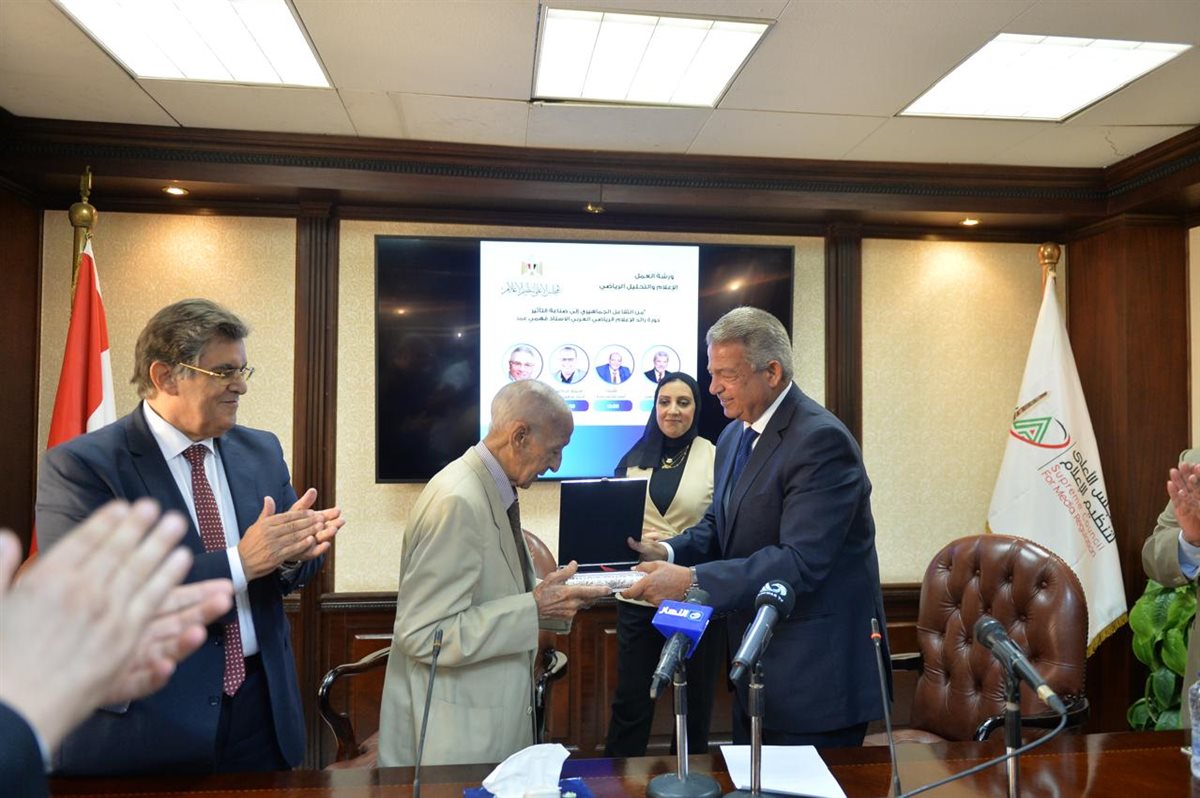 الأعلى للإعلام يكرم رائد الإعلام العربي فهمي عمر