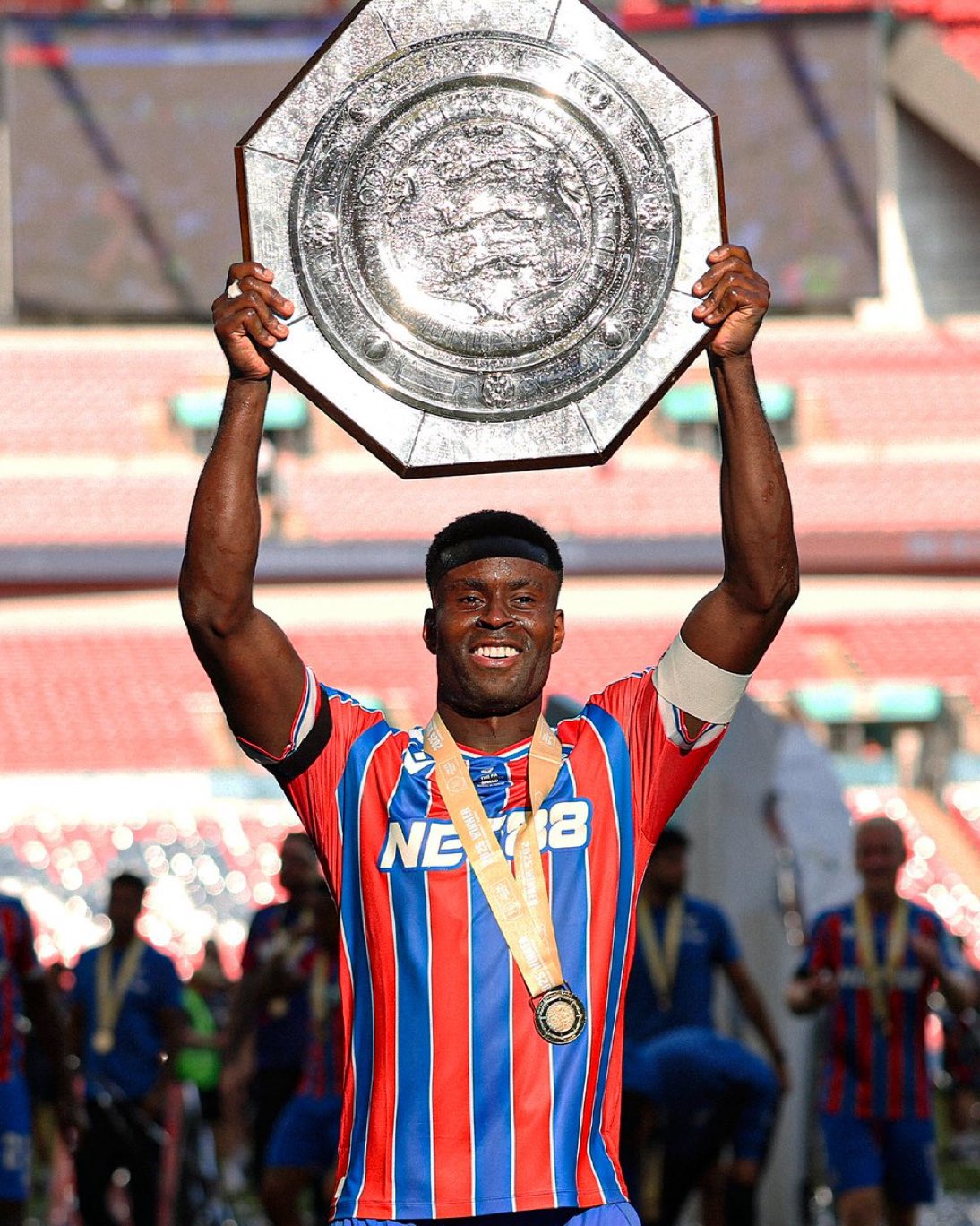 <strong>مارك جيهي يتوج بـ كأس الدرع الخيرية رفقة كريستال بالاس</strong>