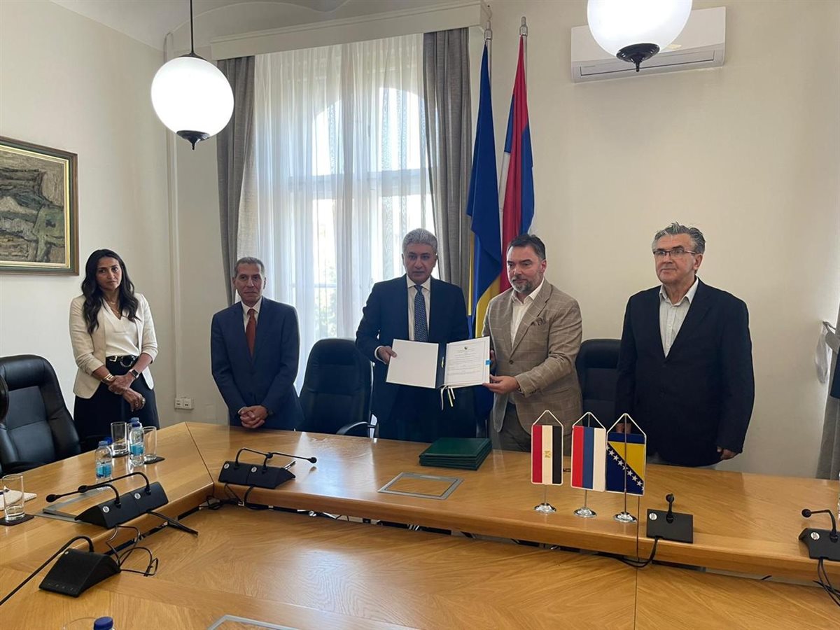 جانب من التوقيع