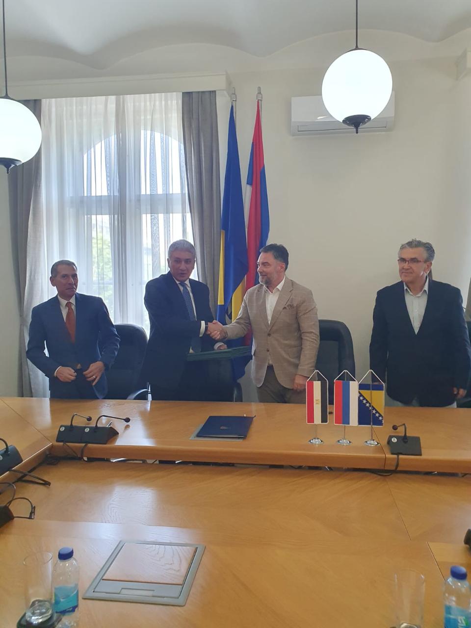 جانب من التوقيع