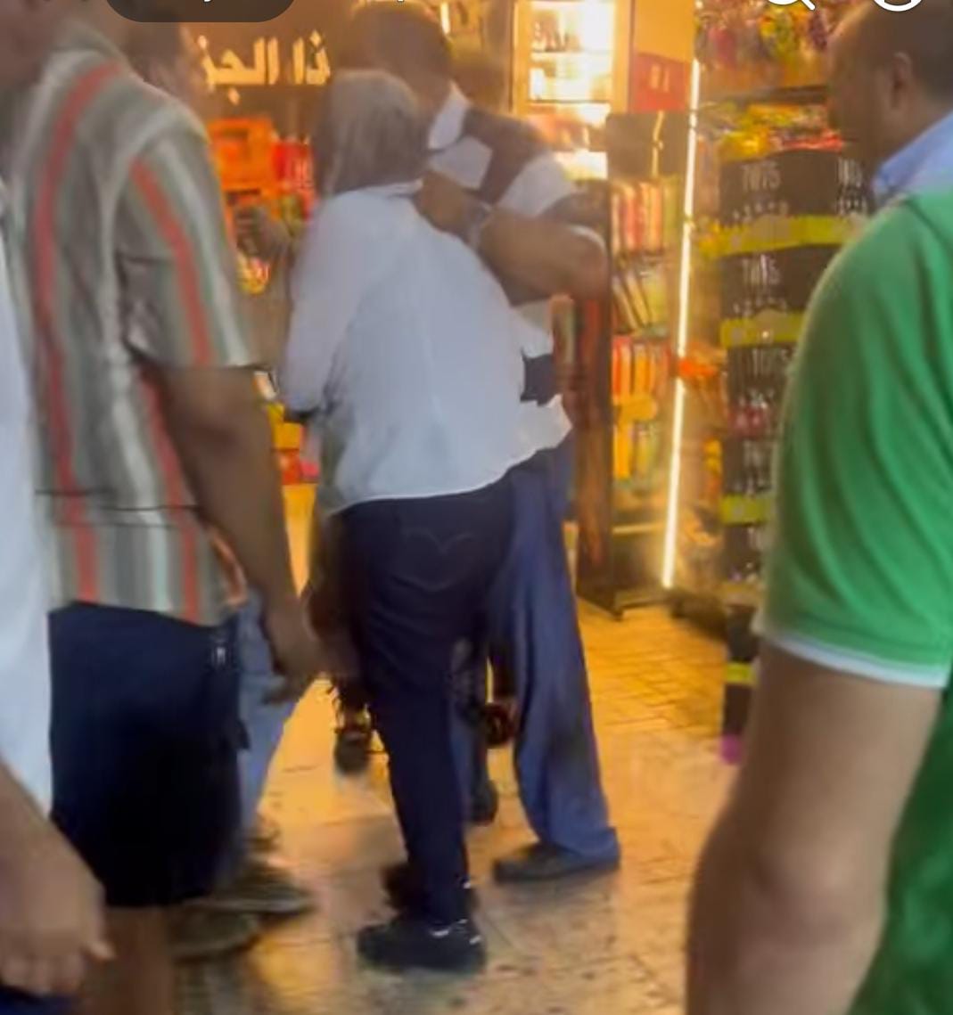 رجل يجبر زوجته على ركوب سيارته