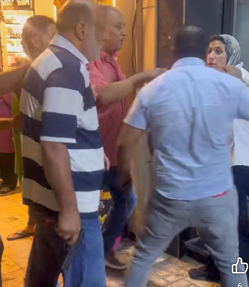 رجل يجبر زوجته على ركوب سيارته