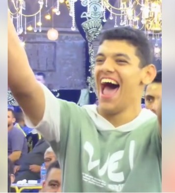 سمع القرآن فضحك.. فرحة شاب من ذوي الهمم عند سماعه آيات من سورة الشمس تذهل المتابعين