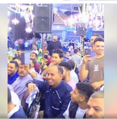 سمع القرآن فضحك.. فرحة شاب من ذوي الهمم عند سماعه آيات من سورة الشمس تذهل المتابعين