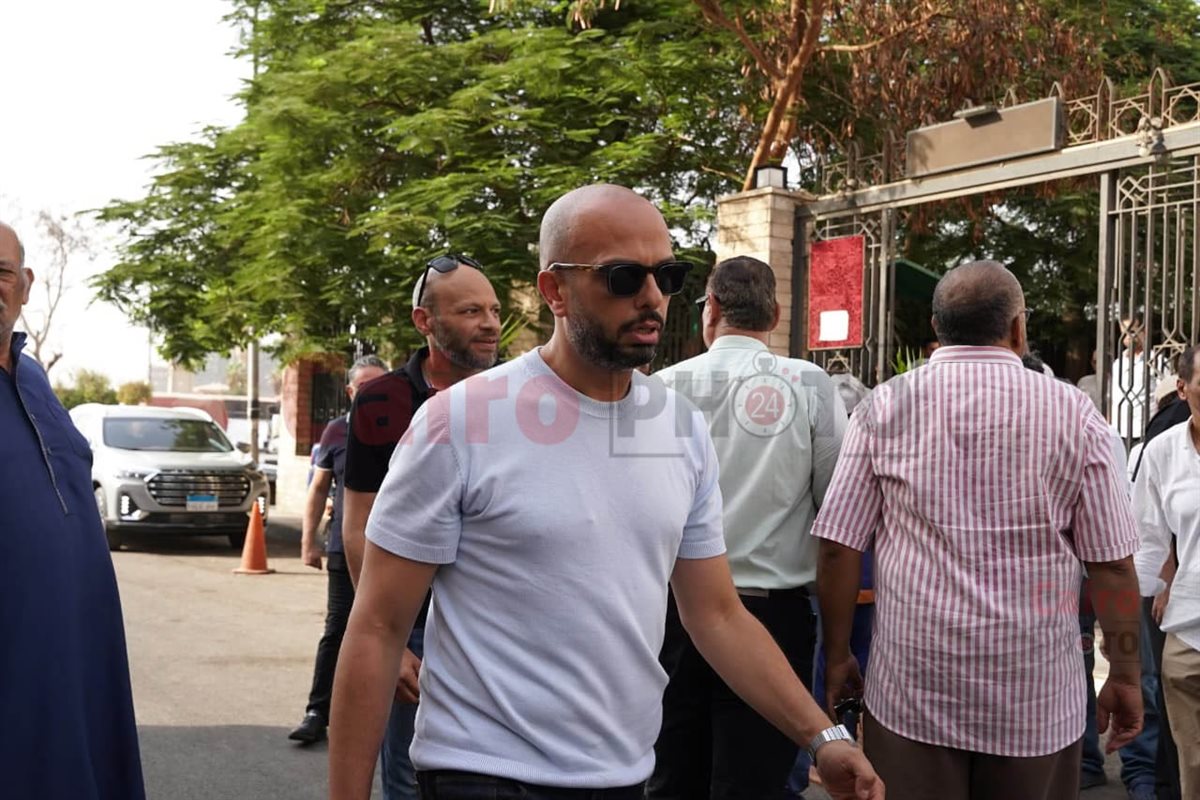 أحمد مراد في جنازة الروائي صنع الله إبراهيم