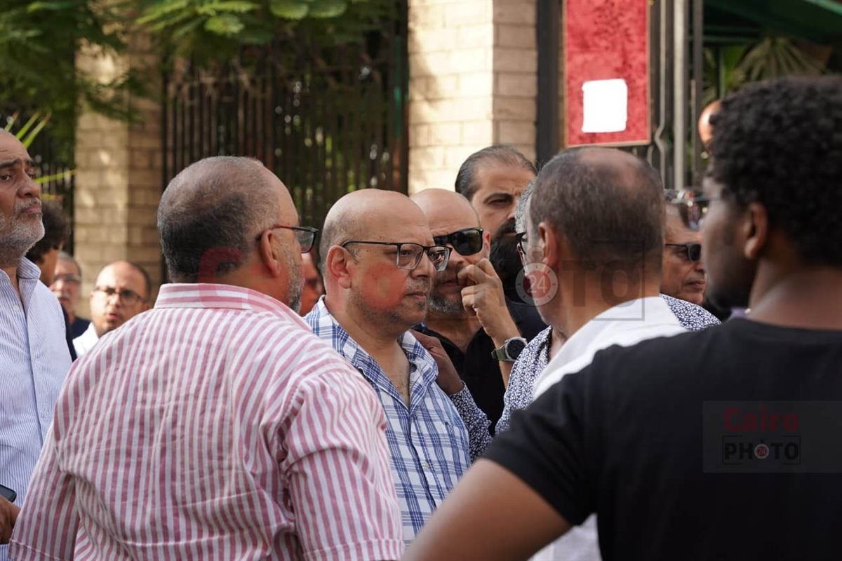 الأهل والأصدقاء في جنازة صنع الله إبراهيم