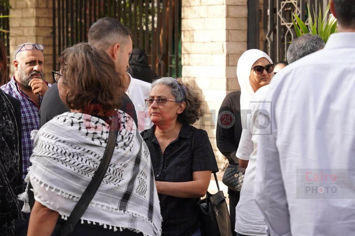 زوجة الروائي صنع الله إبراهيم أثناء تشيع الجثمان