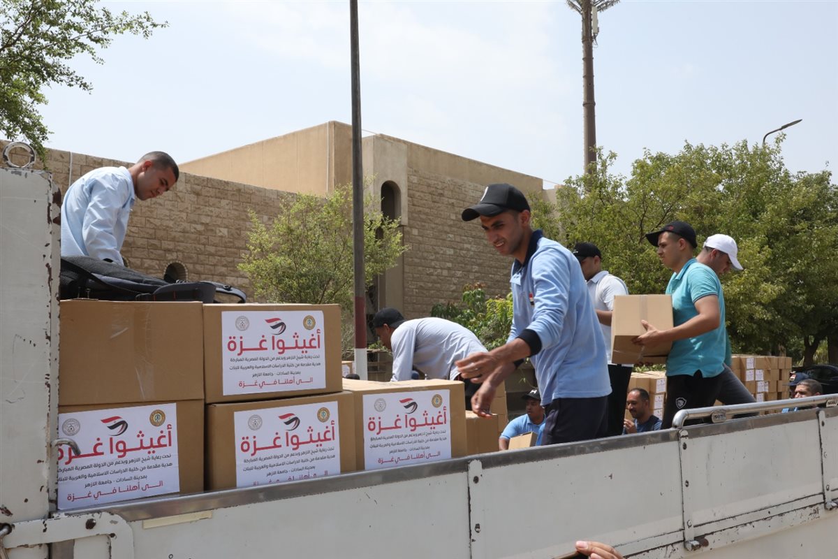 رئيس جامعة الأزهر يتفقد تجهيزات القافلة الإغاثية السادسة لفلسطين