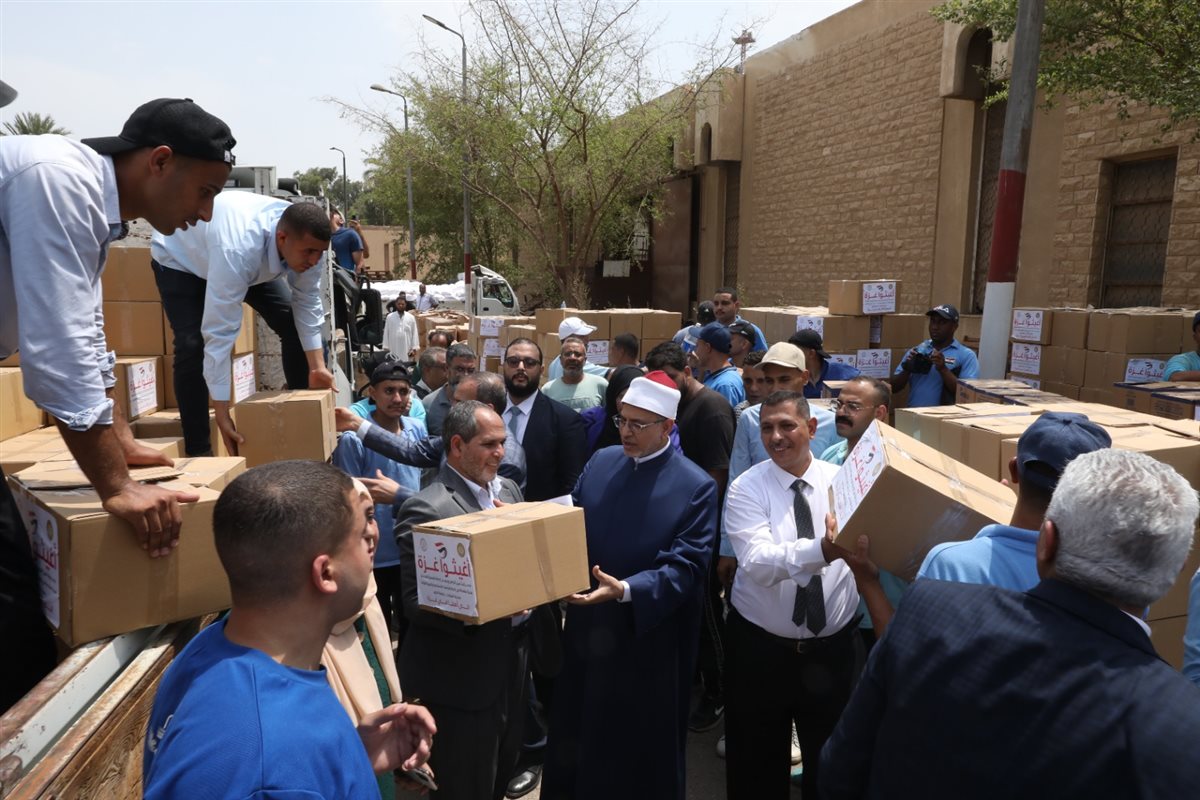 رئيس جامعة الأزهر يتفقد تجهيزات القافلة الإغاثية السادسة لفلسطين