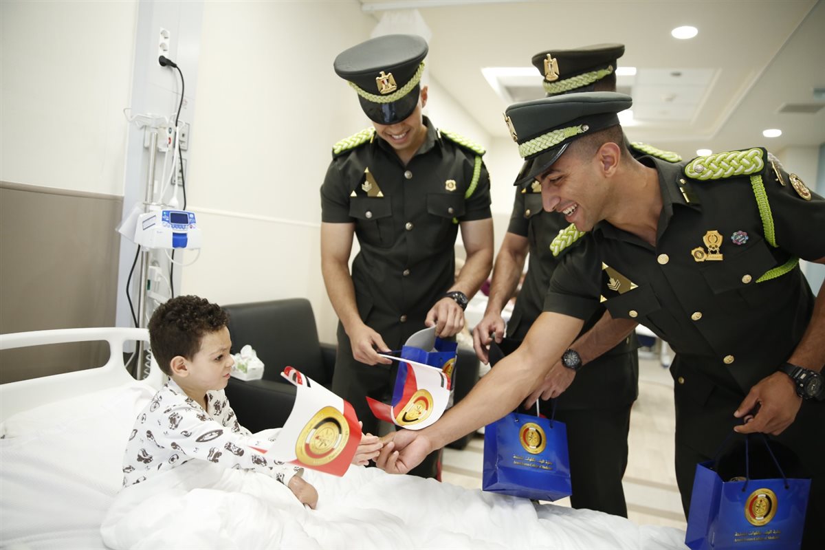 القوات المسلحة تنظم زيارات لعدد من طلبة الأكاديمية العسكرية المصرية والكليات العسكرية لمستشفى أهل مصر لعلاج الحروق