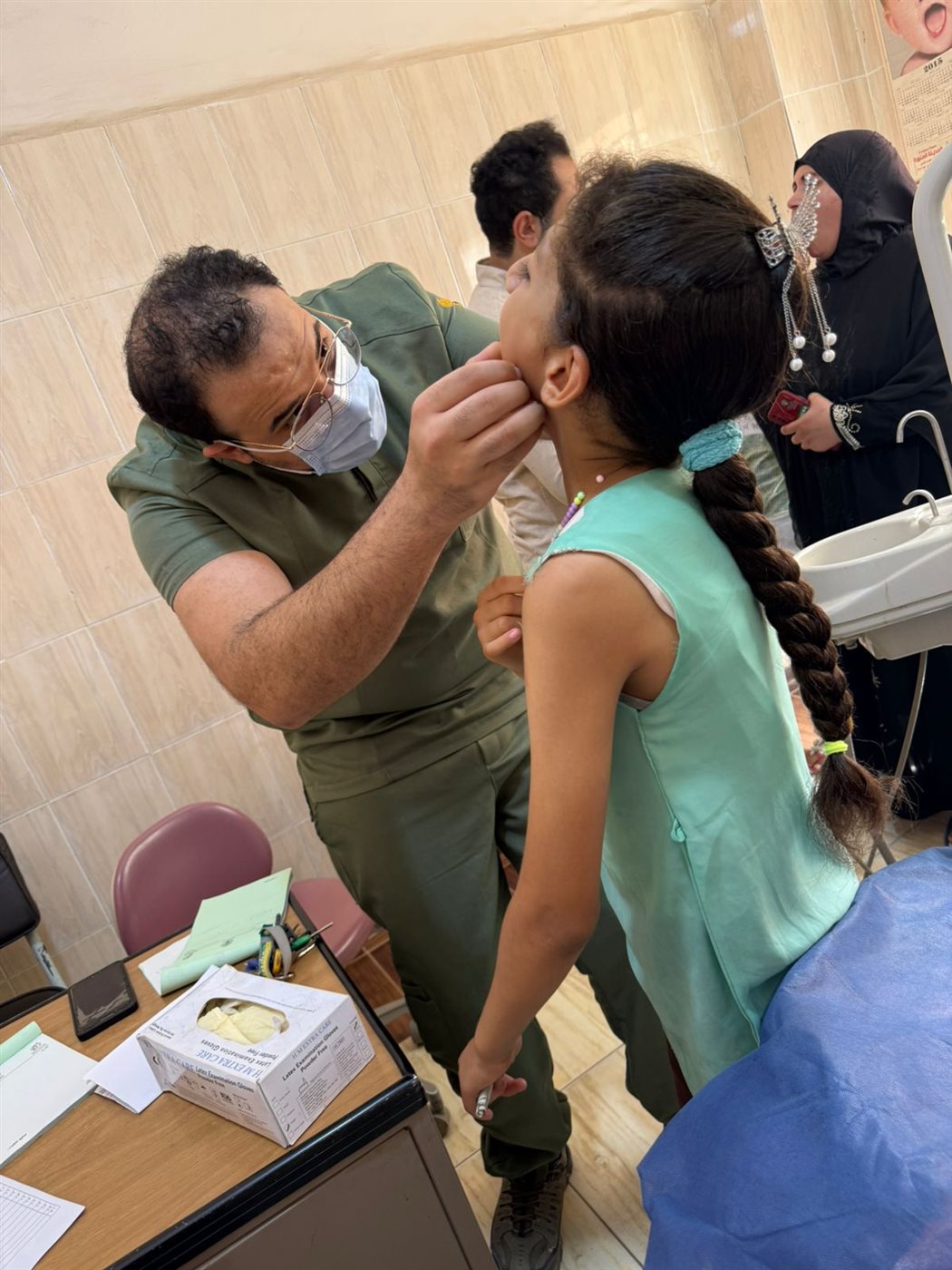 جانب من قافلة الشاملة تقدم خدمات الكشف والعلاج لأهالي قرية اللاهون