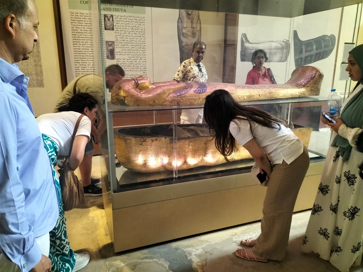 سائحون المتحف المصري بالتحرير أمام التوابيت الأثرية