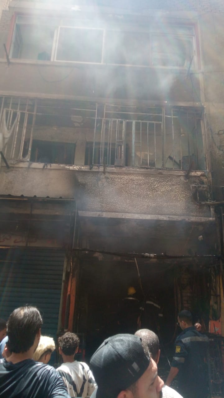 <strong>حريق محل هواتف بجوار مترو عزبة النخل</strong>