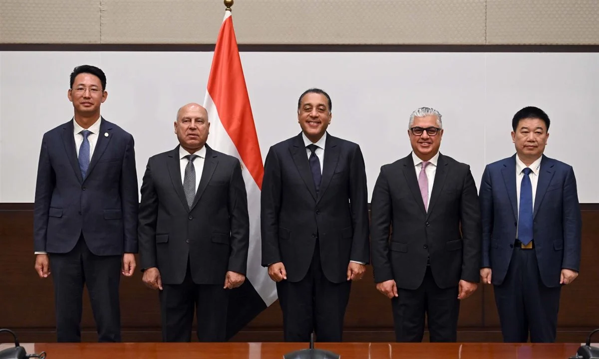 جانب من التوقيع