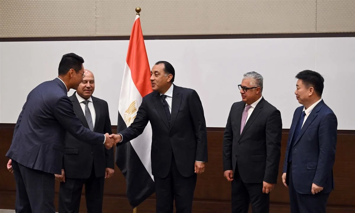 جانب من التوقيع