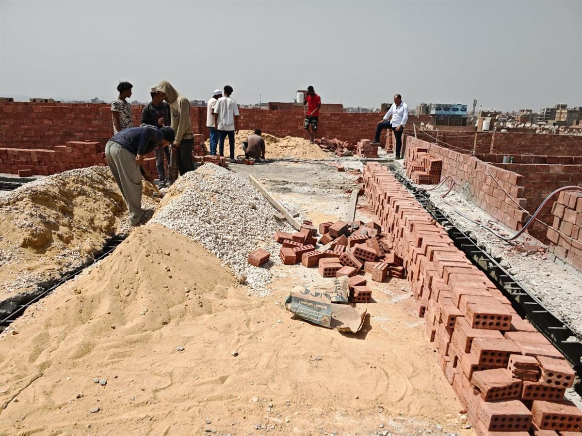 محافظة الجيزة تزيل 6 أبراج مخالفة بالمجزر الآلي بالليبني هرم