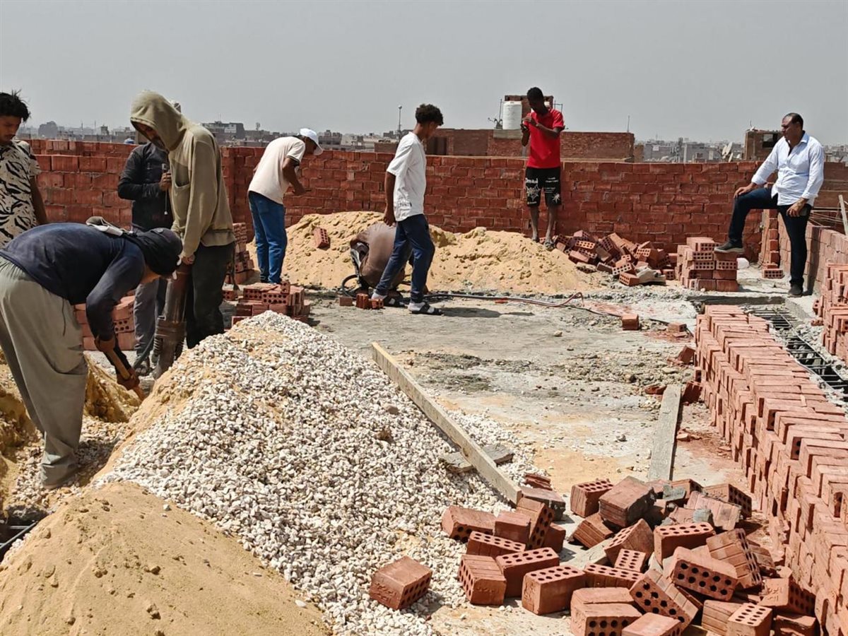 محافظة الجيزة تزيل 6 أبراج مخالفة بالمجزر الآلي بالليبني هرم