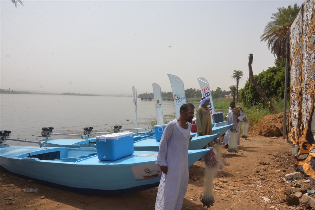 تسليم مراكب صيد للصيادين بالأقصر