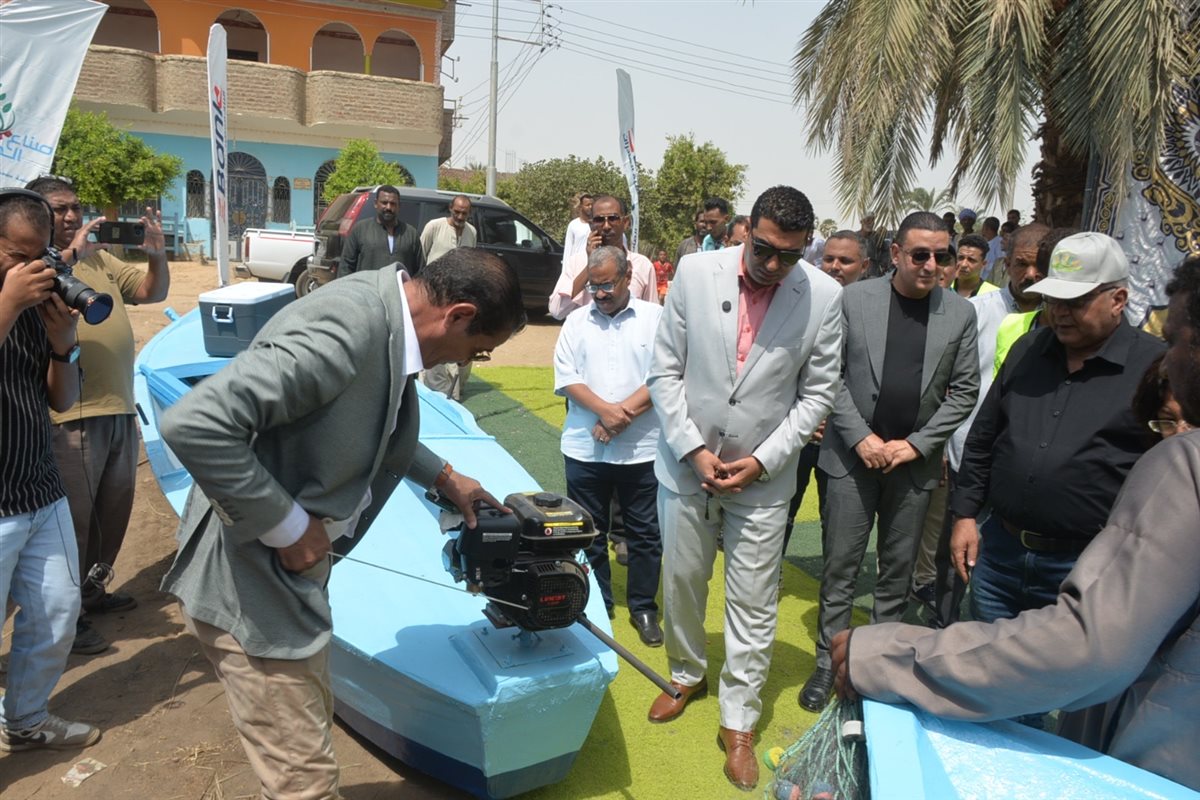 تسليم مراكب صيد للصيادين بالأقصر