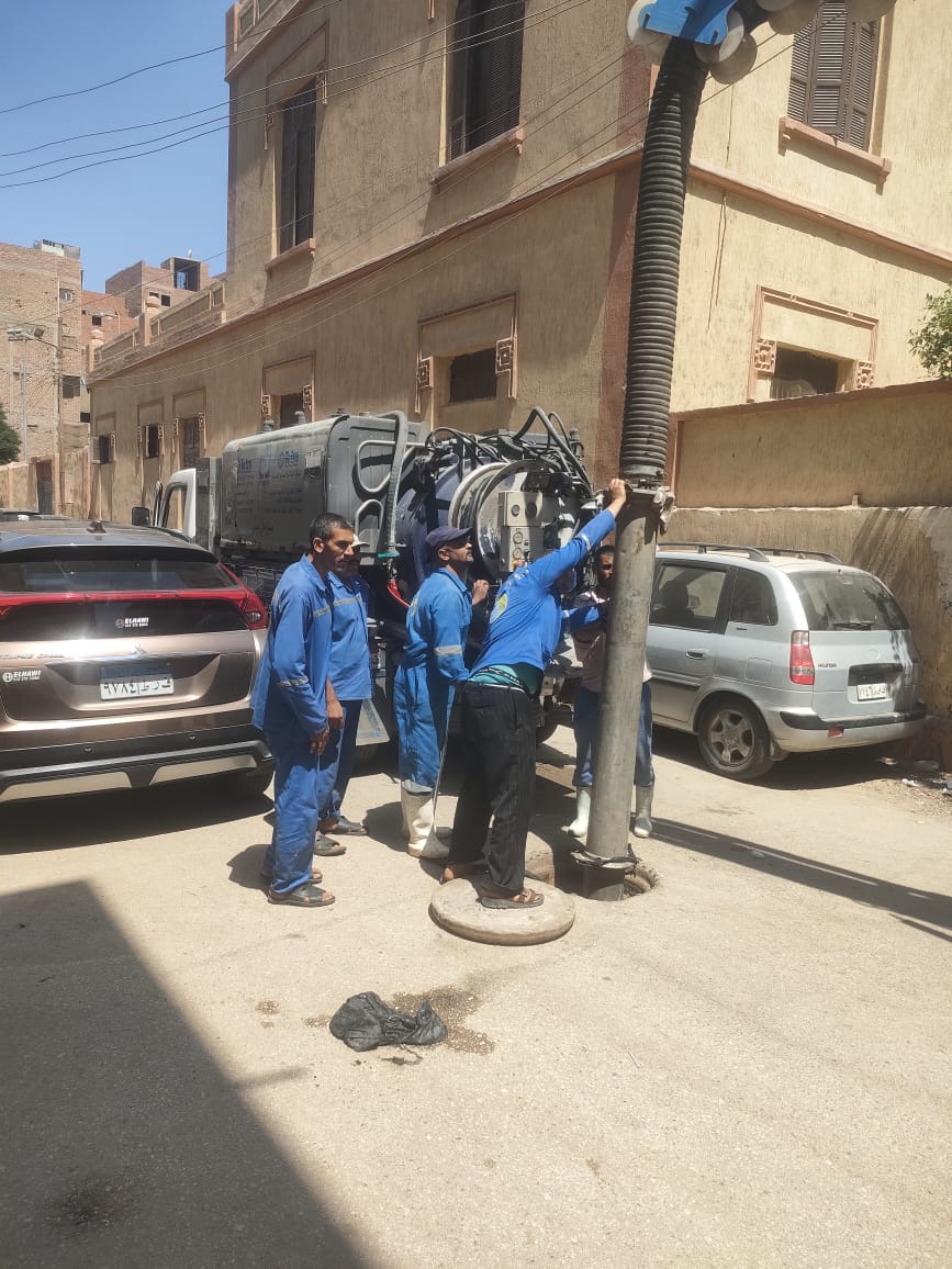 مياه الفيوم تواصل تنفيذ خطتها الدورية لتطهير شبكات الصرف وصيانة محطات الرفع