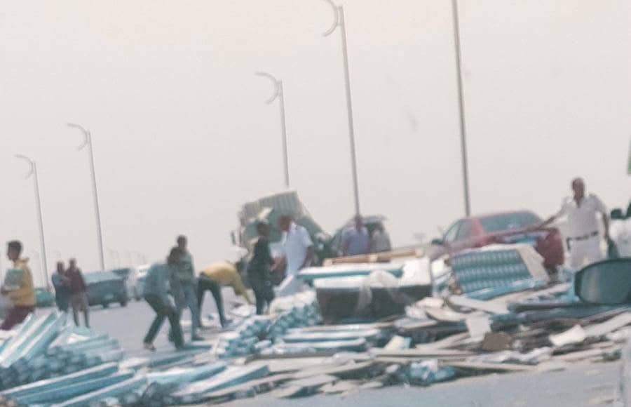 انقلاب سيارة نقل أعلى الطريق الأوسطي قبل النفق اتجاه أكتوبر