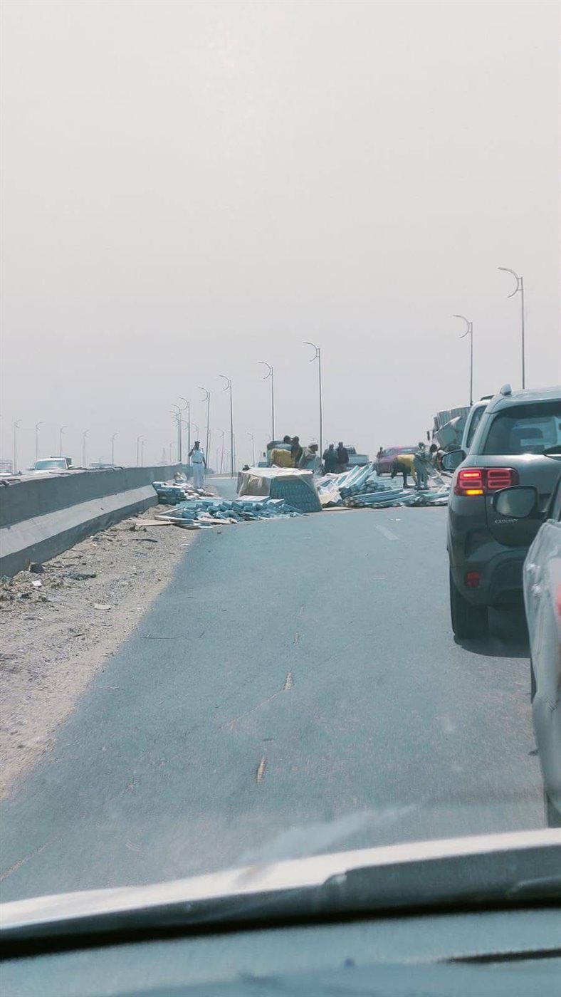 انقلاب سيارة نقل أعلى الطريق الأوسطي قبل النفق اتجاه أكتوبر