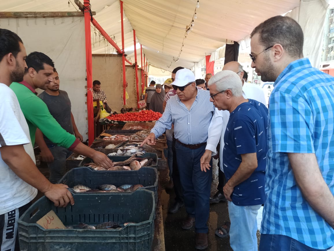 محافظ الدقهلية يتفقد سوق اليوم الواحد ويوجه بدراسة تحويله إلى سوق دائم