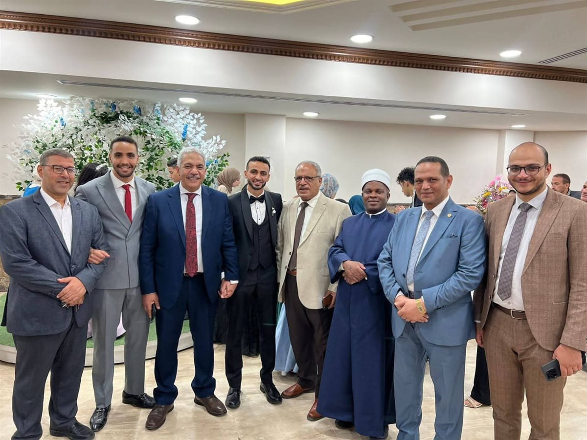 وفاء وجبر خاطر.. الإمام الأكبر يجري اتصالا هاتفيًا بنجل الدكتور المحرصاوي رئيس جامعة الأزهر الراحل لتهنئته بالزواج وسط قادة الأزهر