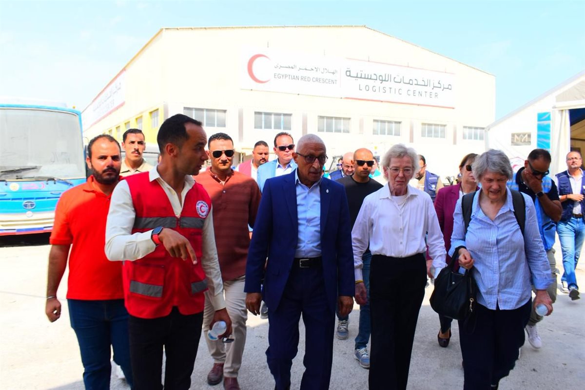 وفد منظمة الحكماء يزور المراكز اللوجستية التابعة للهلال الأحمر المصري ومعبر رفح 