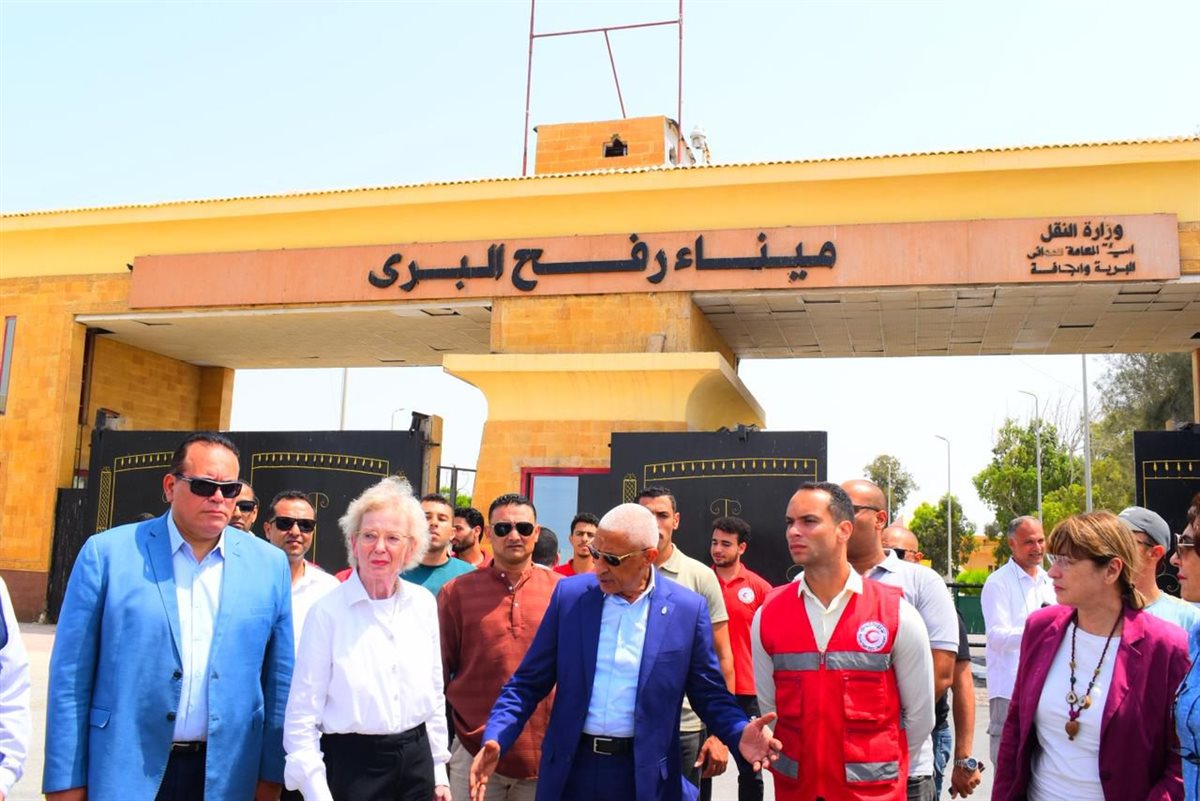 وفد منظمة الحكماء يزور المراكز اللوجستية التابعة للهلال الأحمر المصري ومعبر رفح 