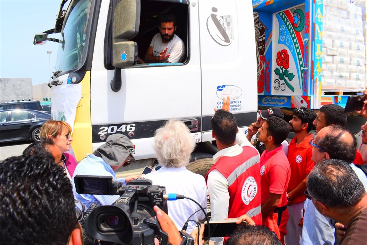 وفد منظمة الحكماء يزور المراكز اللوجستية التابعة للهلال الأحمر المصري ومعبر رفح 