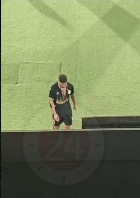 <strong>أحمد شعبان لاعب فاركو يمزق قميصه بعد استبداله أمام الأهلي</strong>