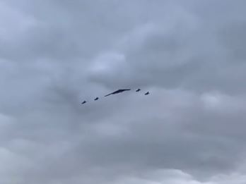 قاذفة شبحية أميركية تحلّق فوق بوتين خلال استقباله في ألاسكا