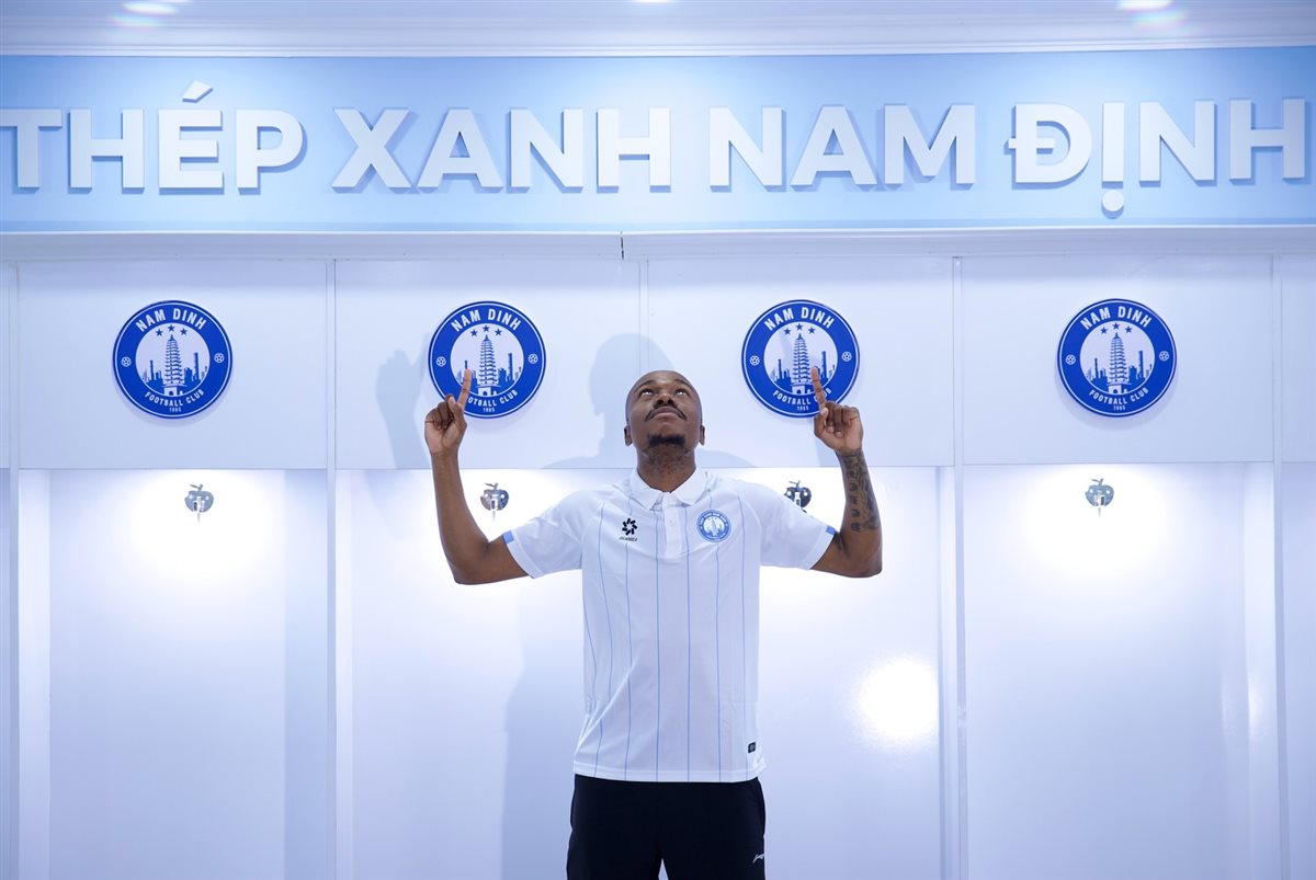 تقديم بيرسي تاو لاعبًا لفريق نام دينه الفيتنامي