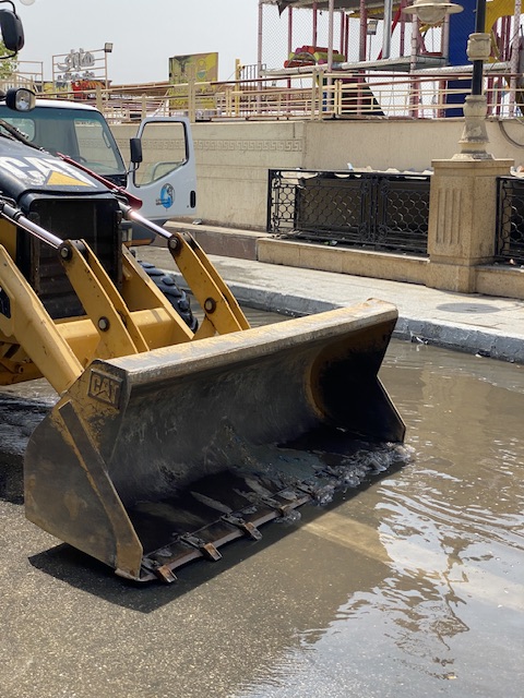 شركة مياة الأقصر تدفع معداتها الثقيلة