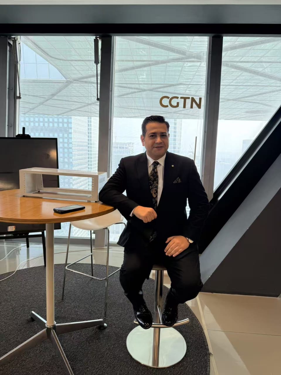 مصطفى كفافي مذيعًا للأخبار في التلفزيون الصيني