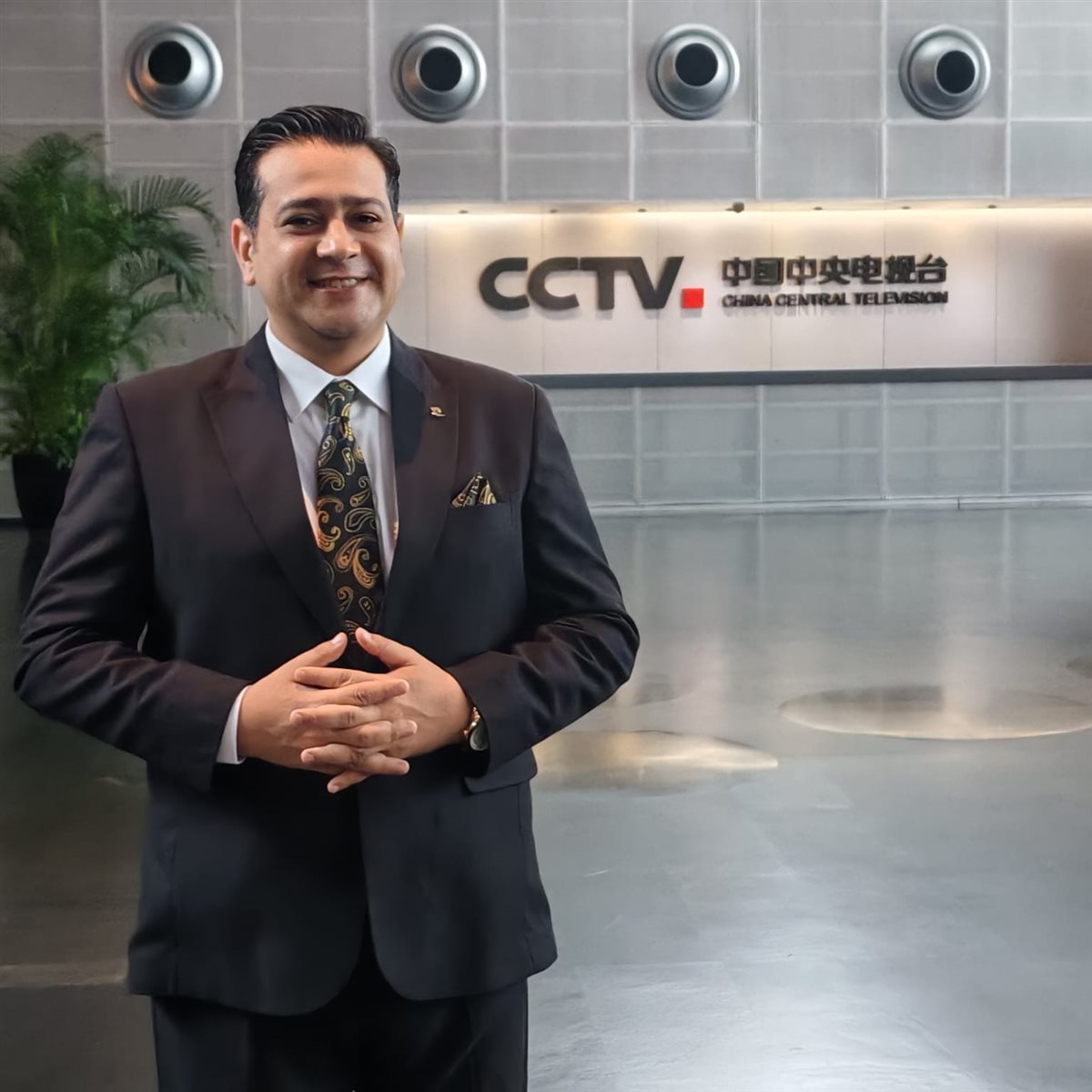 مصطفى كفافي مذيعًا للأخبار في التلفزيون الصيني