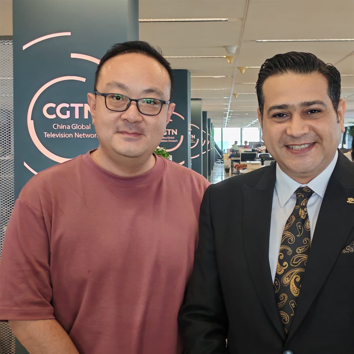 مصطفى كفافي مذيعًا للأخبار في التلفزيون الصيني