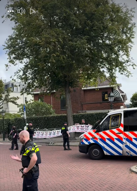 محاولة عدد من الأشخاص حصار السفارة المصرية