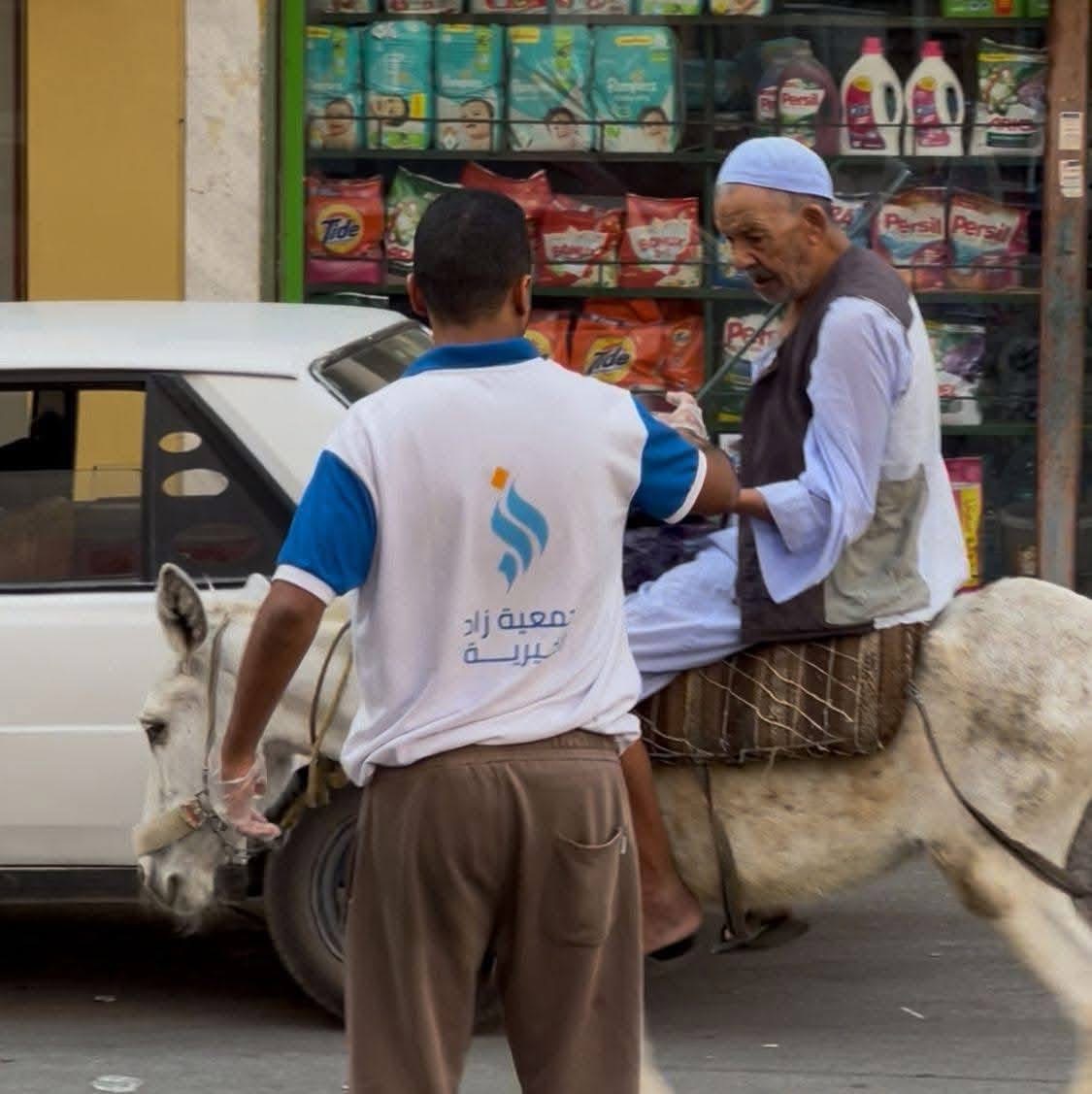 توزيع العصائر والمشروبات الباردة في شوارع الأقصر