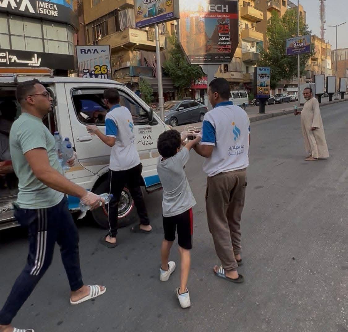 توزيع العصائر والمشروبات الباردة في شوارع الأقصر