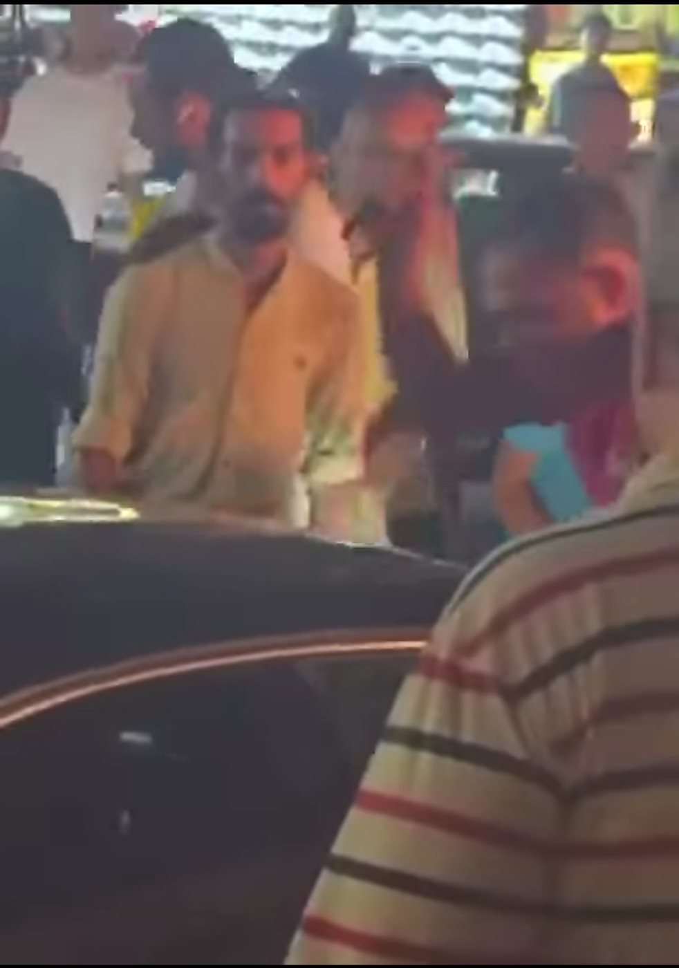 شخص يحطم سيارة