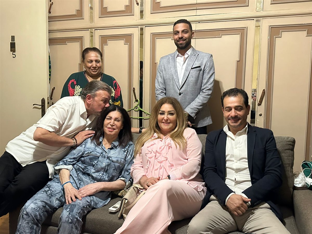 وفد من وزارة الثقافة ونقابة المهن التمثيلية يزور الفنانة نجوى فؤاد