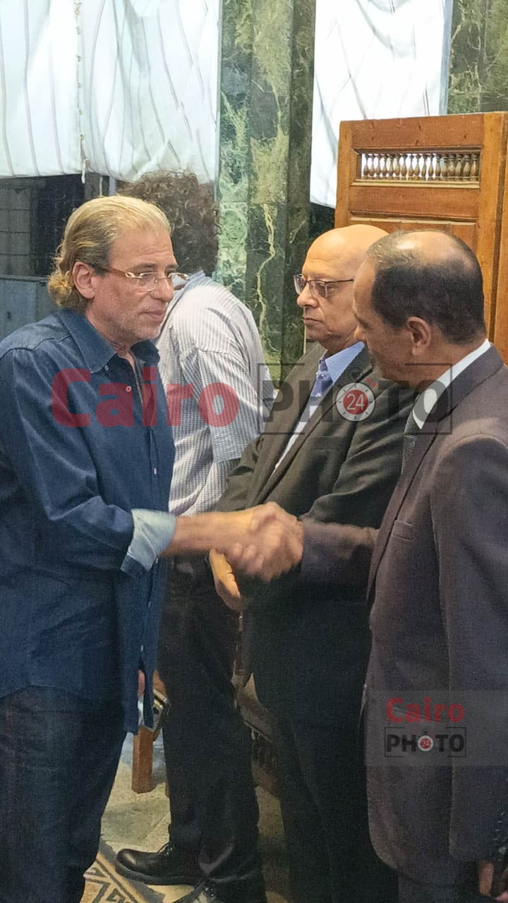 المخرج خالد يوسف في عزاء صنع الله إبراهيم