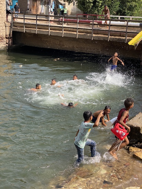 أجواء الأكوابارك على الترعة في الأقصر