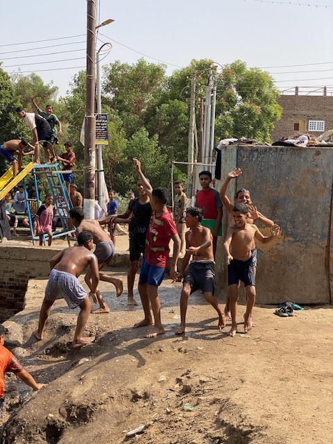 أجواء الأكوابارك على الترعة في الأقصر