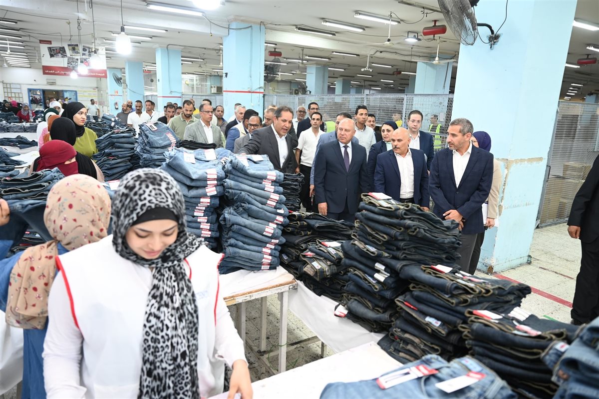 جانب من زيارة الوزير لمصنع تكنوتكس