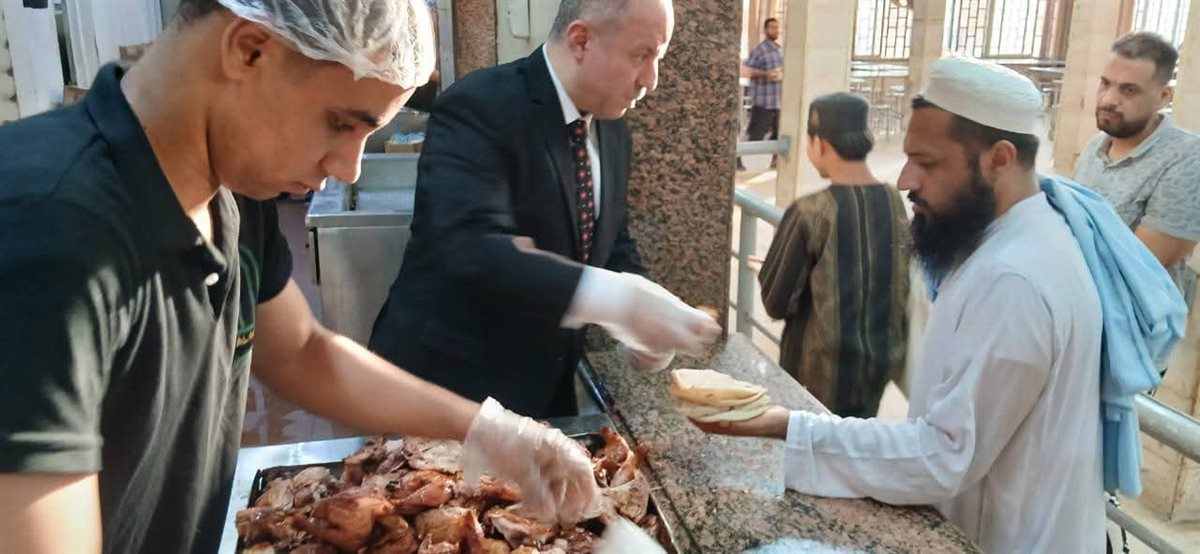 رئيس البعوث الإسلامية يقدِّم وجبة العشاء بيده للطلاب