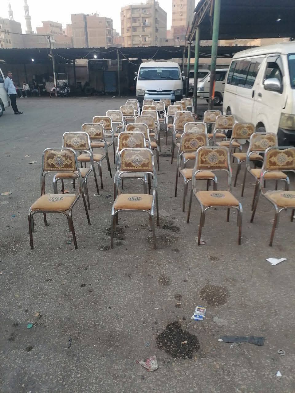  توفر مقاعد انتظار لراحة الركاب في موقف مصر